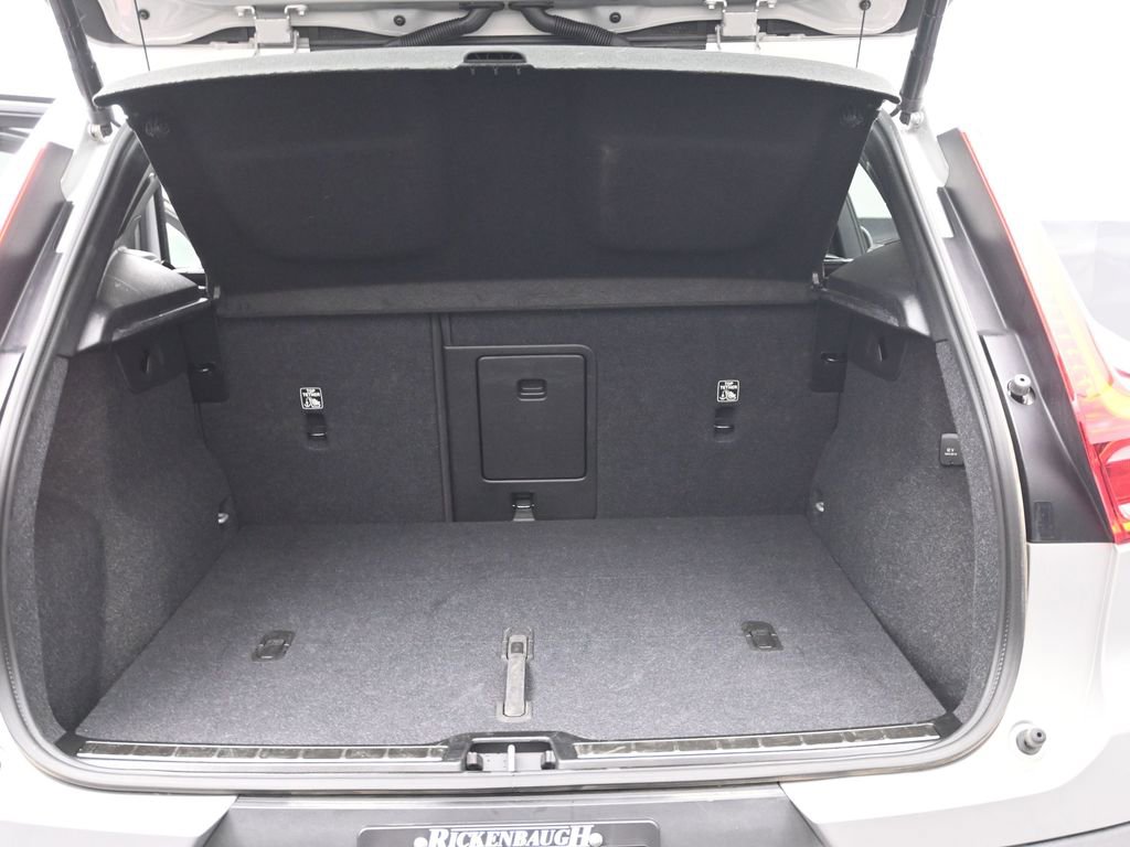 Used 2025 Volvo XC40 B5 Plus image 12