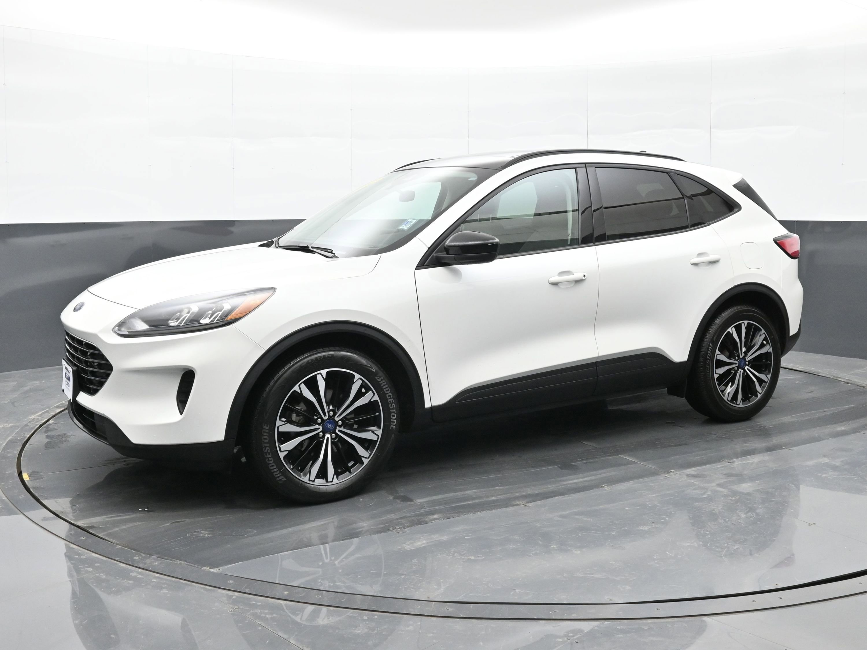 Used 2022 Ford Escape SE w/ SE Sport Appearance Package image 2