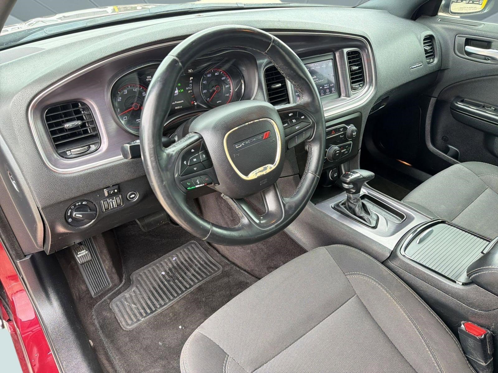 Used 2018 Dodge Charger SXT w/ Blacktop Package RWD image 4