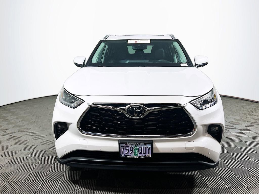 Certified 2025 Toyota Highlander Limited AWD/4WD image 3