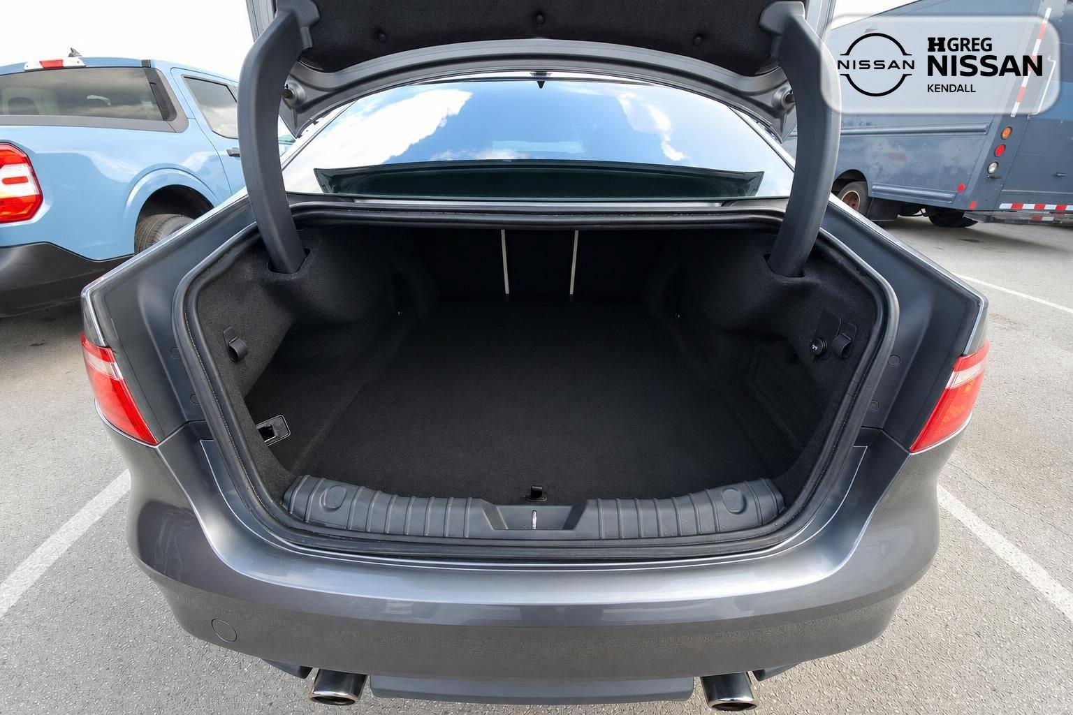 Used 2017 Jaguar XF Premium RWD image 14