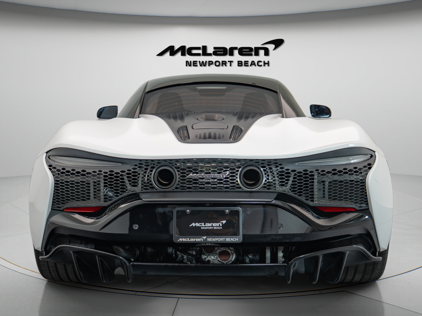 Used 2023 McLaren Artura RWD image 5
