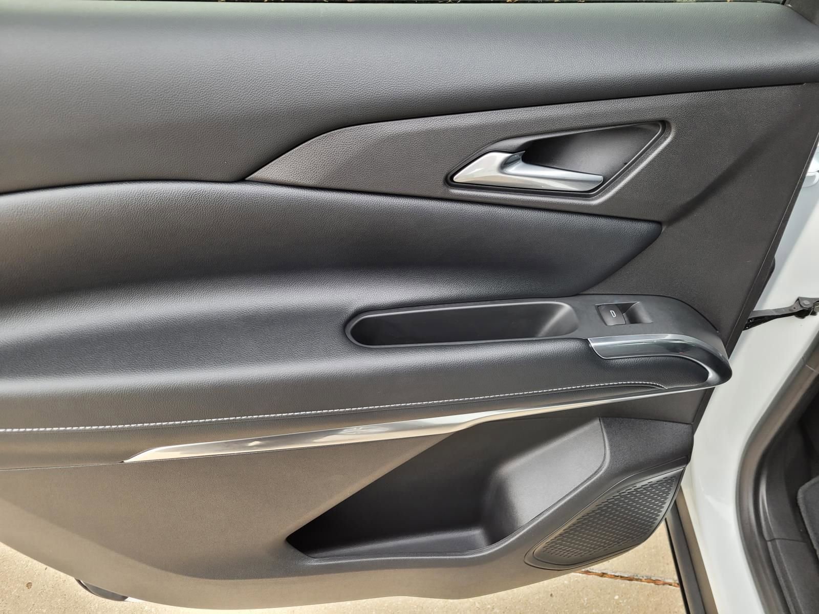 Used 2025 Chevrolet Traverse LT w/ Driver Confidence Package image 17