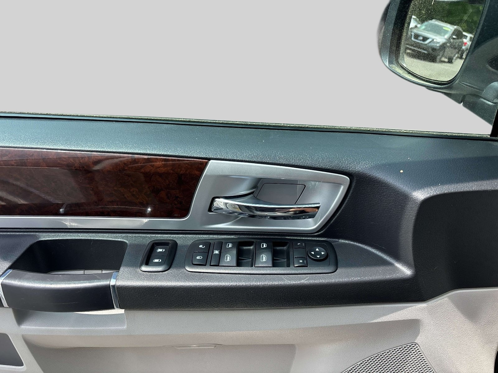 Used 2010 Chrysler Town & Country Touring Plus FWD image 22
