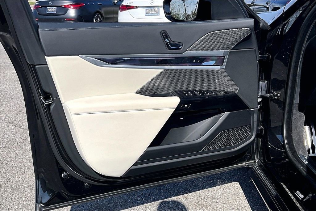 Used 2023 BMW 740i image 17