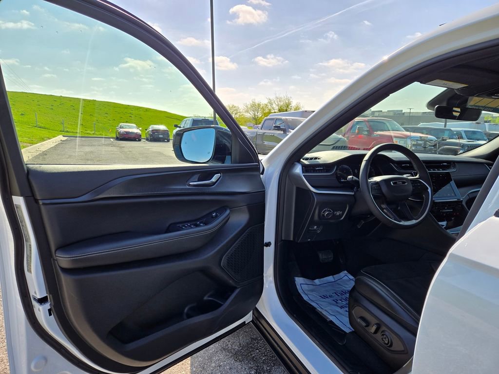 Used 2025 Jeep Grand Cherokee Altitude image 13