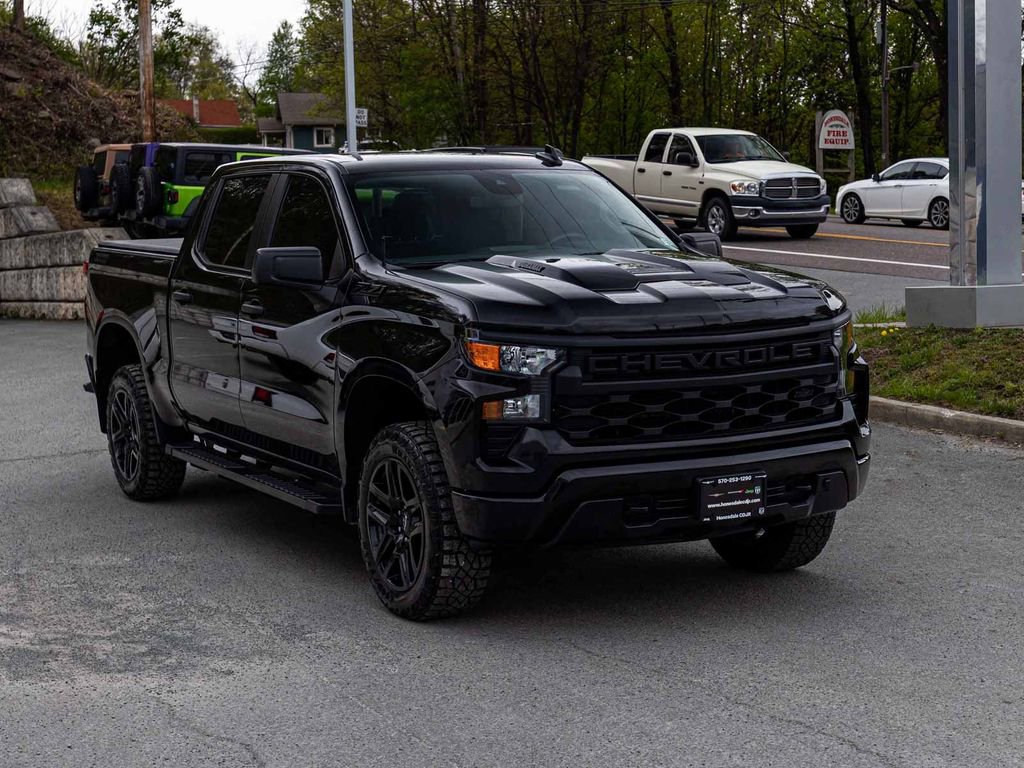 Used 2025 Chevrolet Silverado 1500 Custom Trail Boss w/ Midnight Edition AWD/4WD image 3