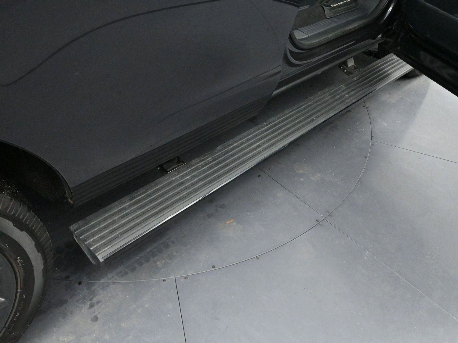 Used 2025 Ford Expedition Platinum w/ Stealth Performance Package image 9