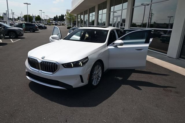 Used 2025 BMW 530i w/ Premium Package RWD image 43