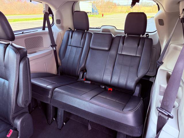 Used 2015 Chrysler Town & Country Touring FWD image 17