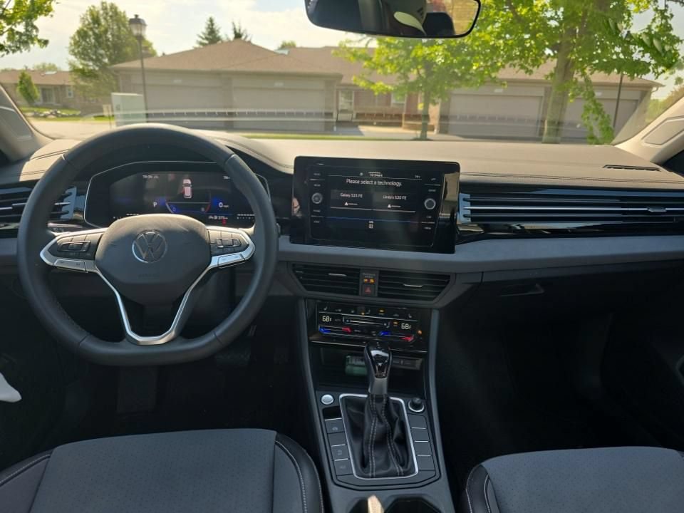 Used 2025 Volkswagen Jetta SE w/ Sunroof Package FWD image 35