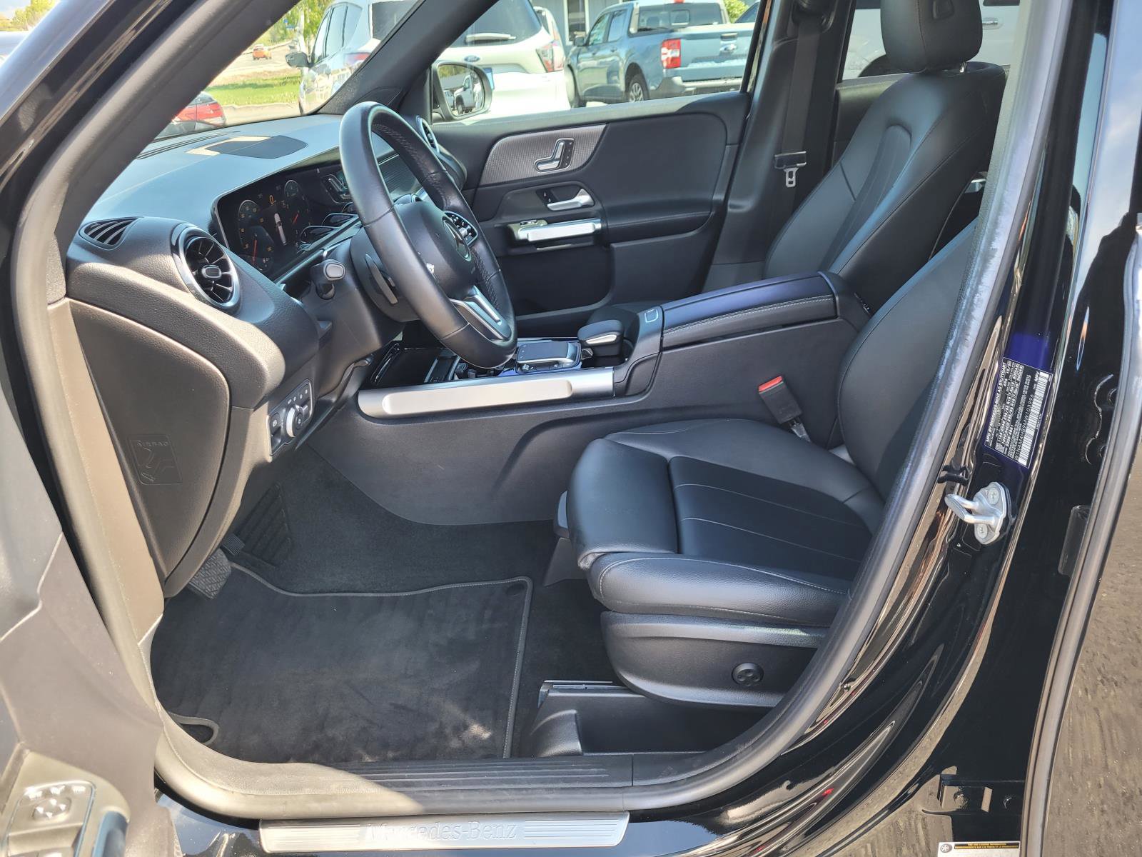 Used 2021 Mercedes-Benz GLB 250 4MATIC w/ Premium Package image 10