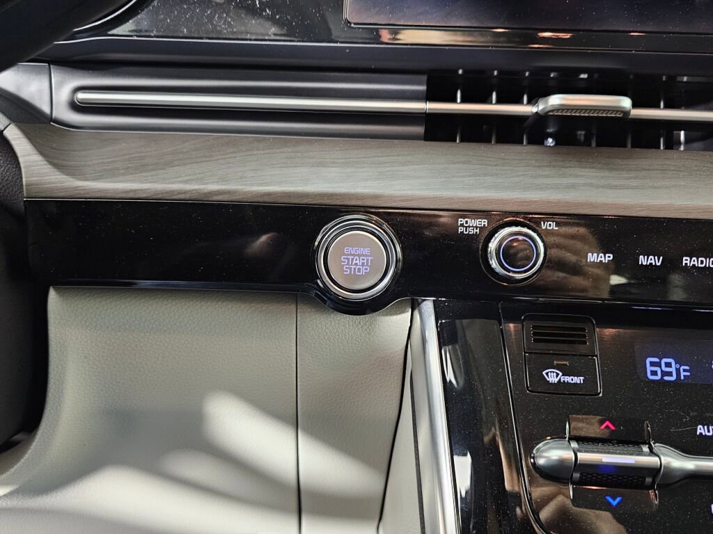 Used 2024 Kia Carnival EX image 30