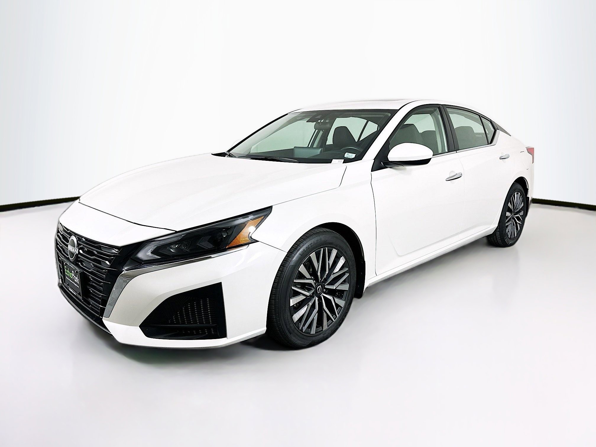 Used 2023 Nissan Altima 2.5 SV w/ SV Premium Package FWD image 3
