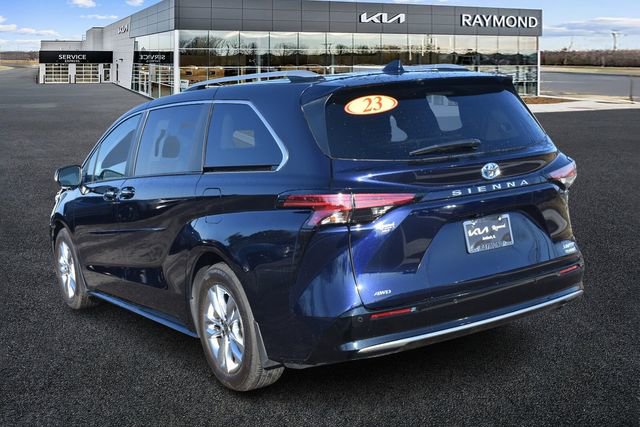 Used 2023 Toyota Sienna Limited image 5