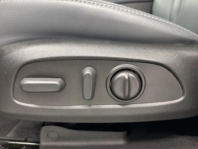 Used 2023 Buick Enclave Essence image 10