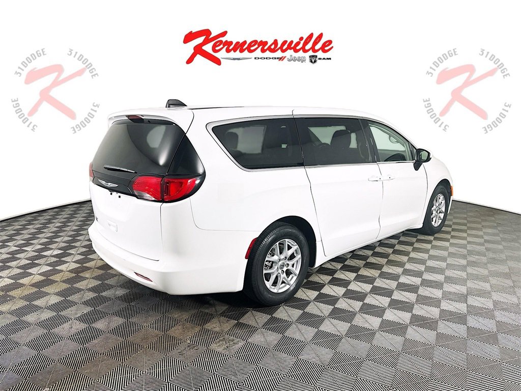 Used 2023 Chrysler Voyager LX image 7