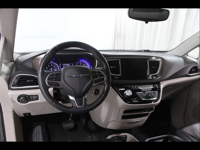 Used 2017 Chrysler Pacifica Touring-L FWD image 6