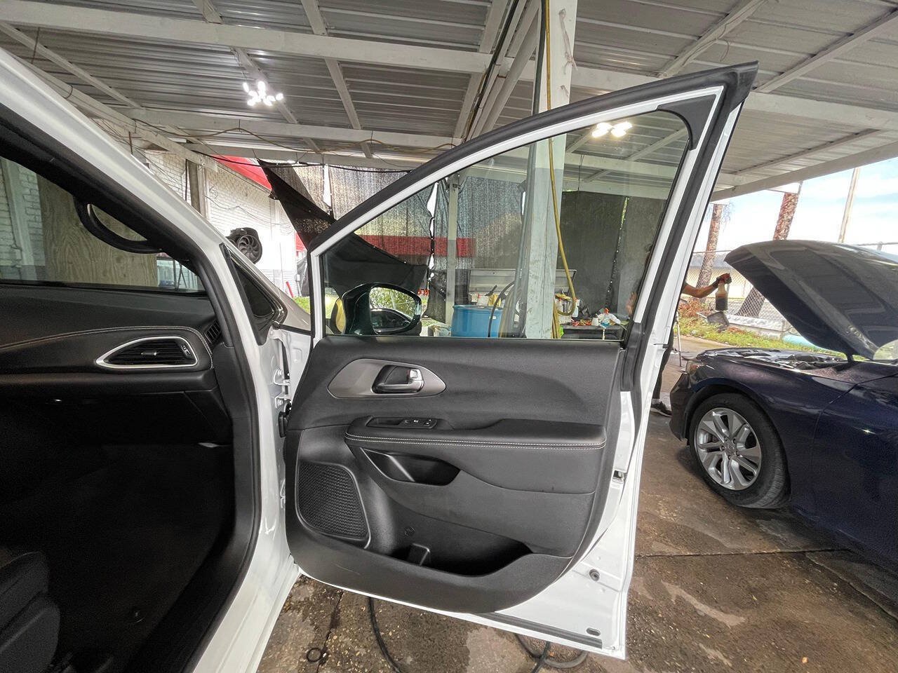 Used 2025 Chrysler Pacifica Select FWD image 12