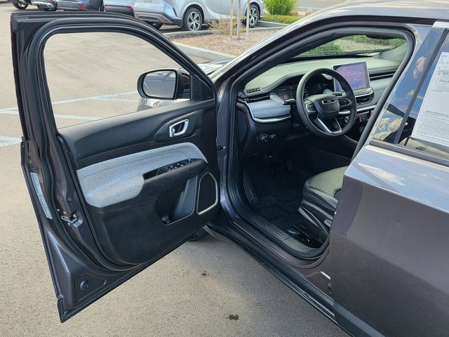 Used 2024 Jeep Compass Latitude image 39