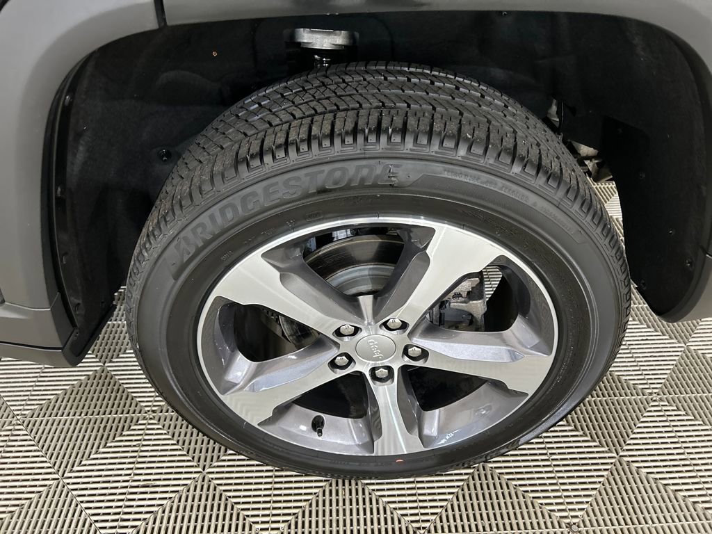 Used 2024 Jeep Grand Cherokee Limited w/ Luxury Tech Group II image 10