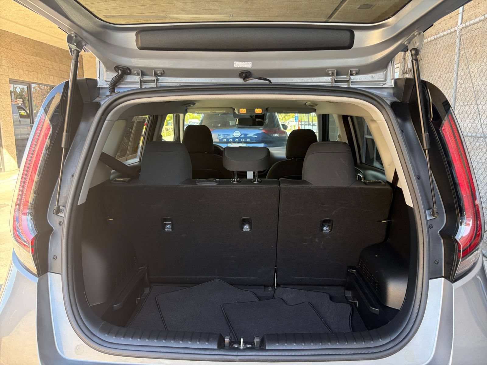 Used 2025 Kia Soul LX w/ LX Technology Package FWD image 29