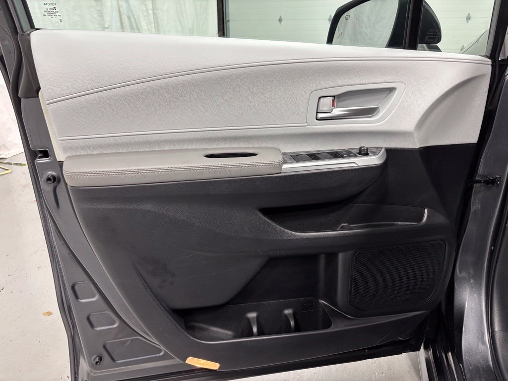 Used 2025 Toyota Sienna XLE AWD/4WD image 8