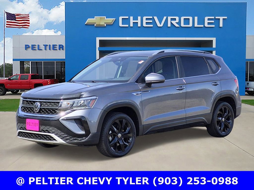 Used 2023 Volkswagen Taos SE w/ Black Wheel Package image 3