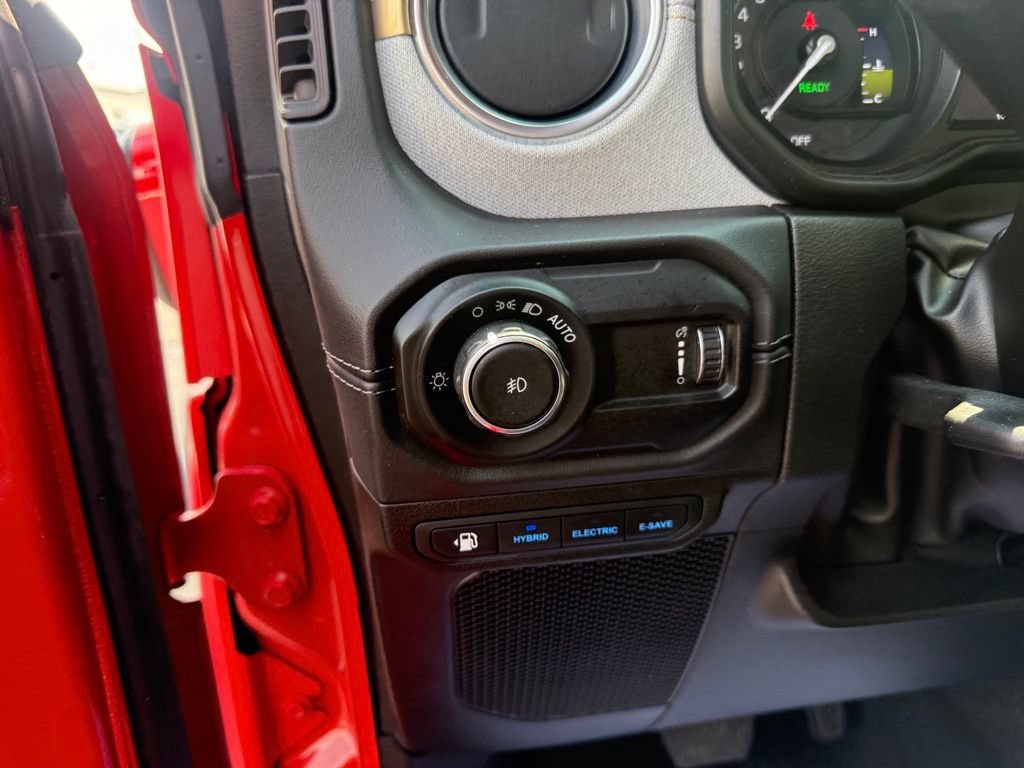 Used 2025 Jeep Wrangler Unlimited Sahara AWD/4WD image 15