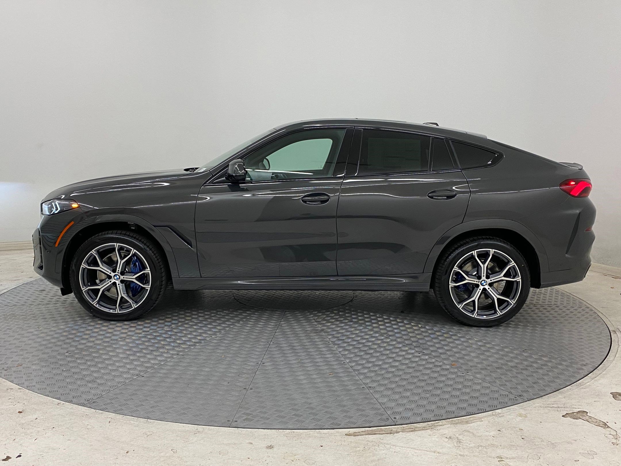 New 2026 BMW X6 xDrive40i w/ Climate Comfort Package image 2