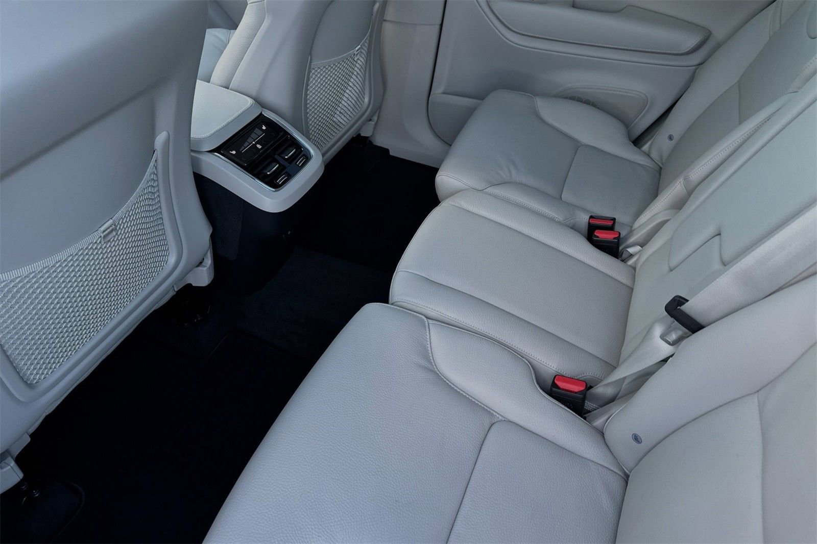 Certified 2025 Volvo XC90 B6 Core w/ Climate Package image 5