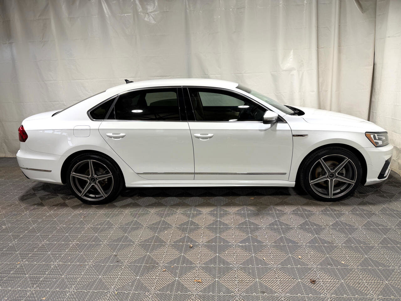 Used 2017 Volkswagen Passat 1.8T R-Line image 9