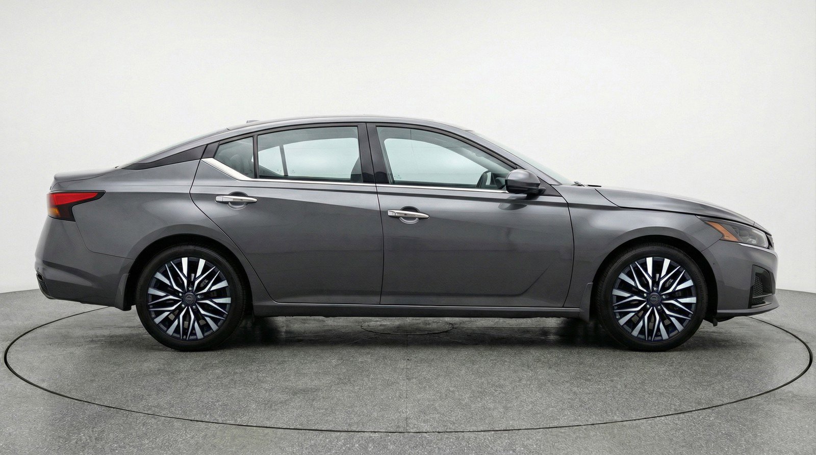 Used 2025 Nissan Altima 2.5 SV image 11