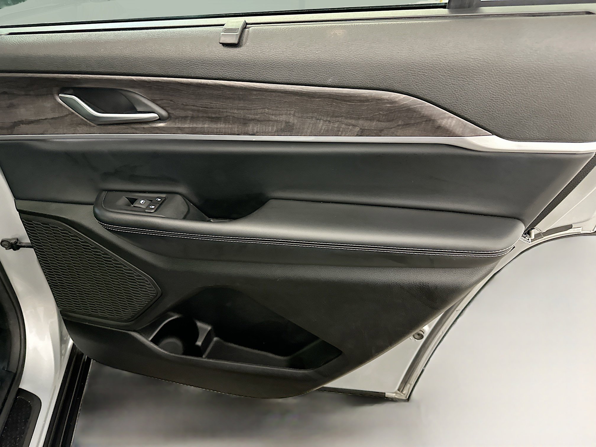 Used 2024 Jeep Grand Cherokee L Limited w/ Luxury Tech Group II image 34