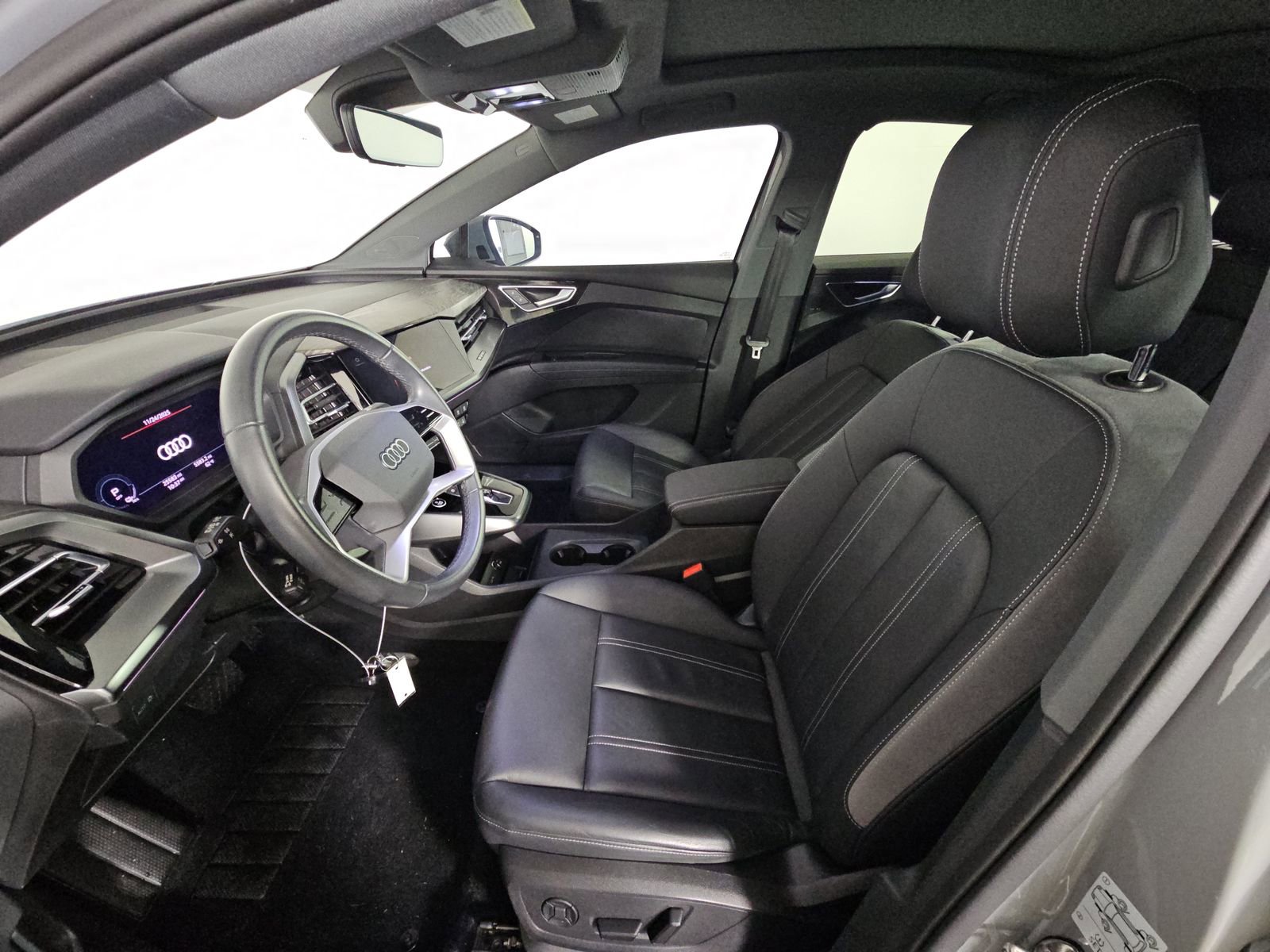 Used 2024 Audi Q4 e-tron Premium Plus image 3