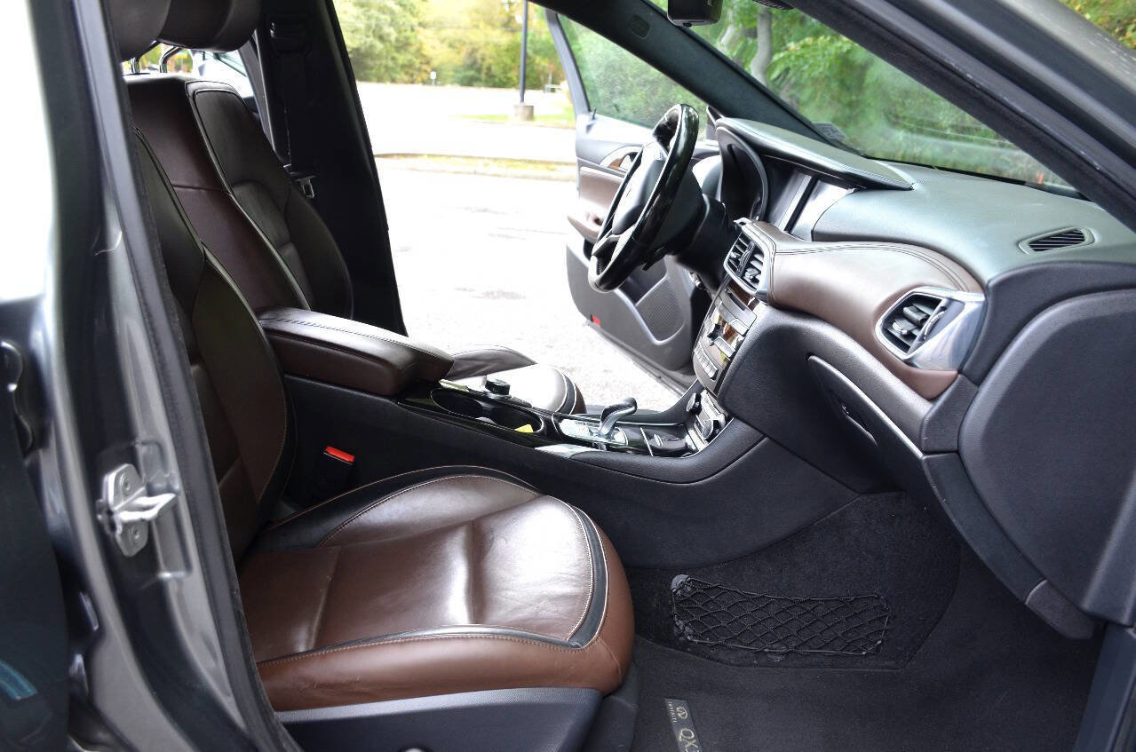 Used 2017 INFINITI QX30 Premium w/ Navigation Package AWD/4WD image 16