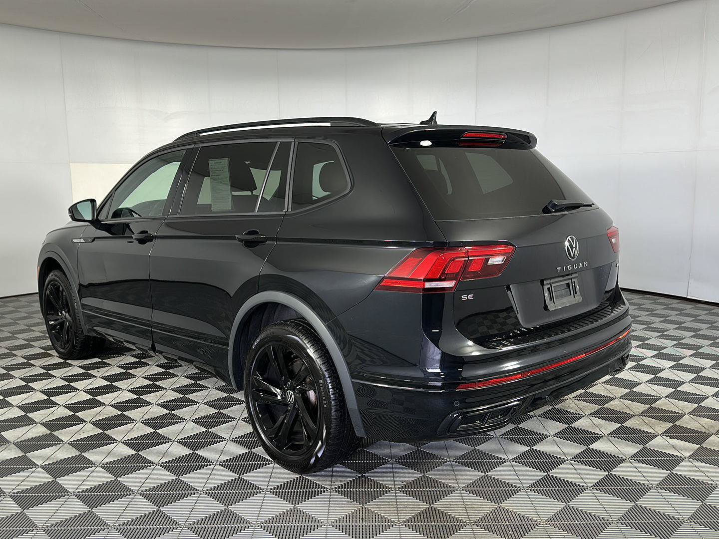 Used 2024 Volkswagen Tiguan SE R-Line AWD/4WD image 24
