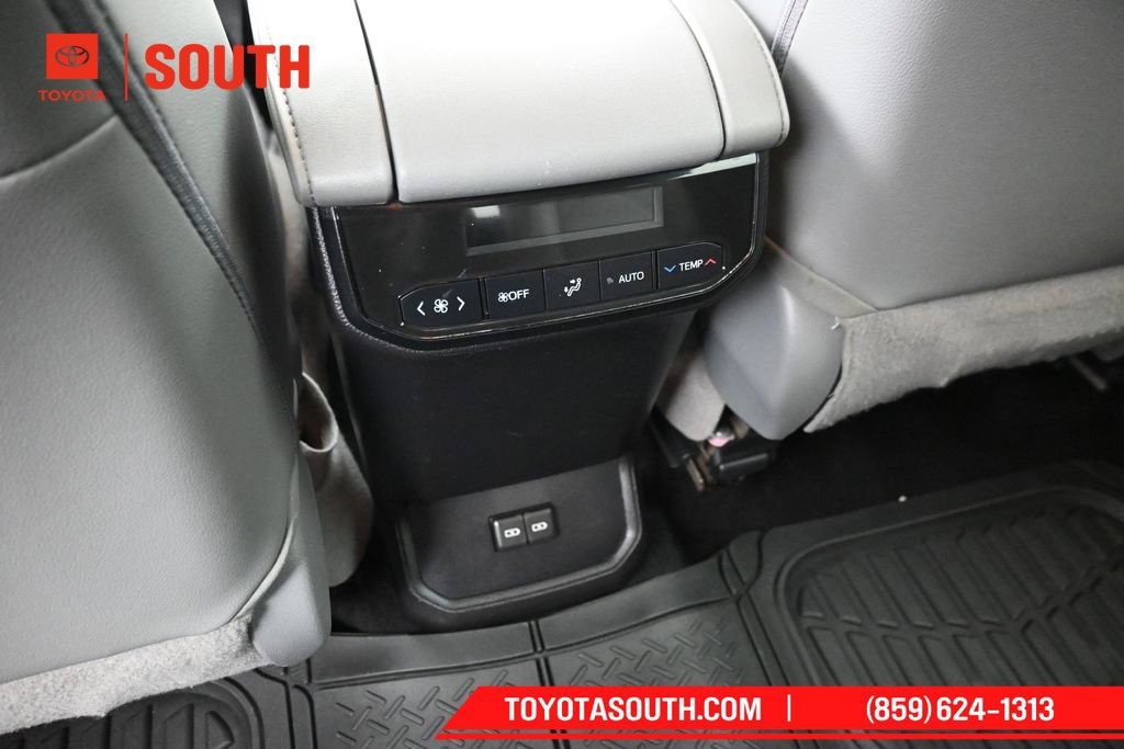 Used 2022 Toyota Highlander XLE AWD/4WD image 26
