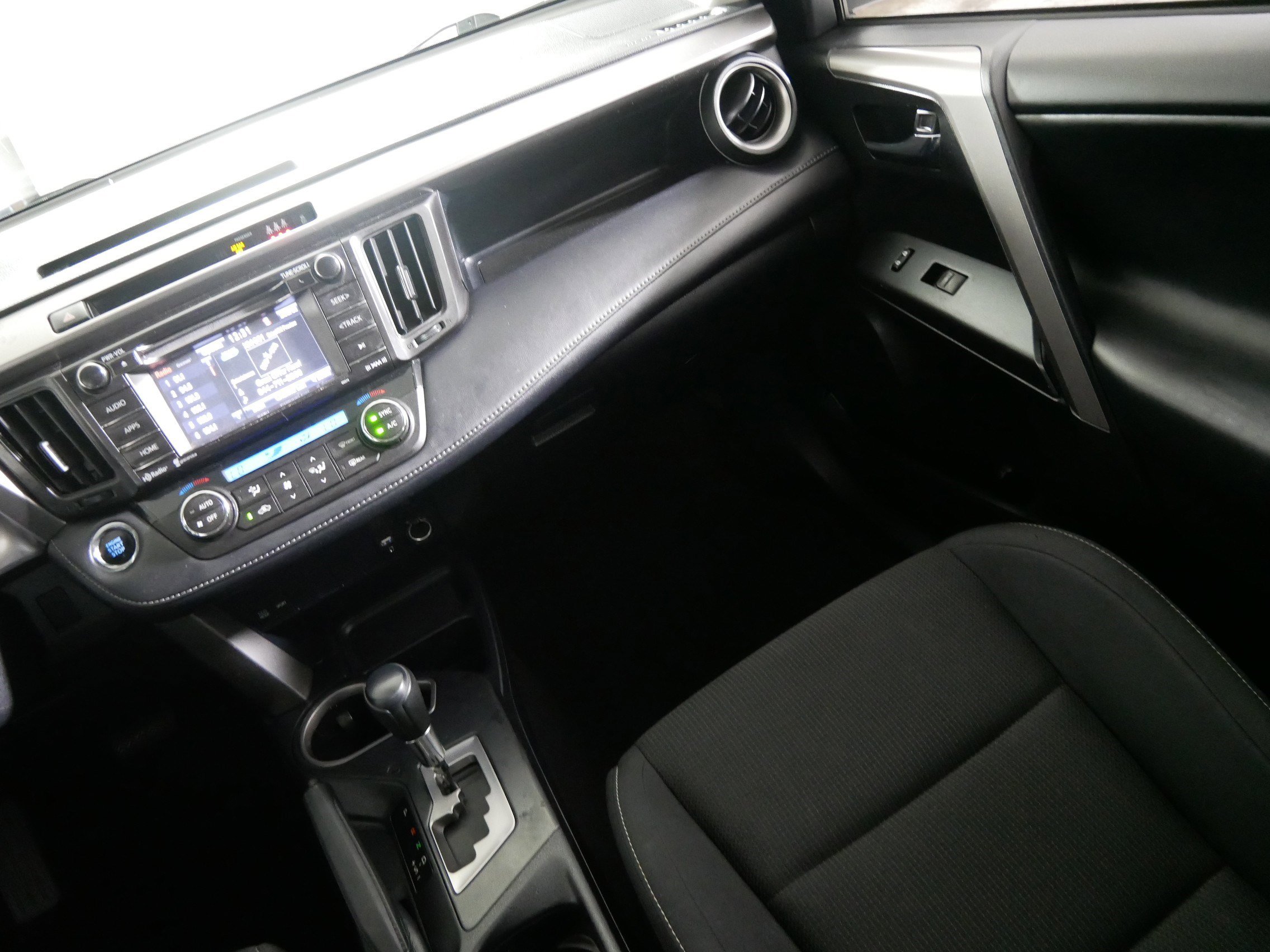 Used 2018 Toyota RAV4 XLE AWD/4WD image 11
