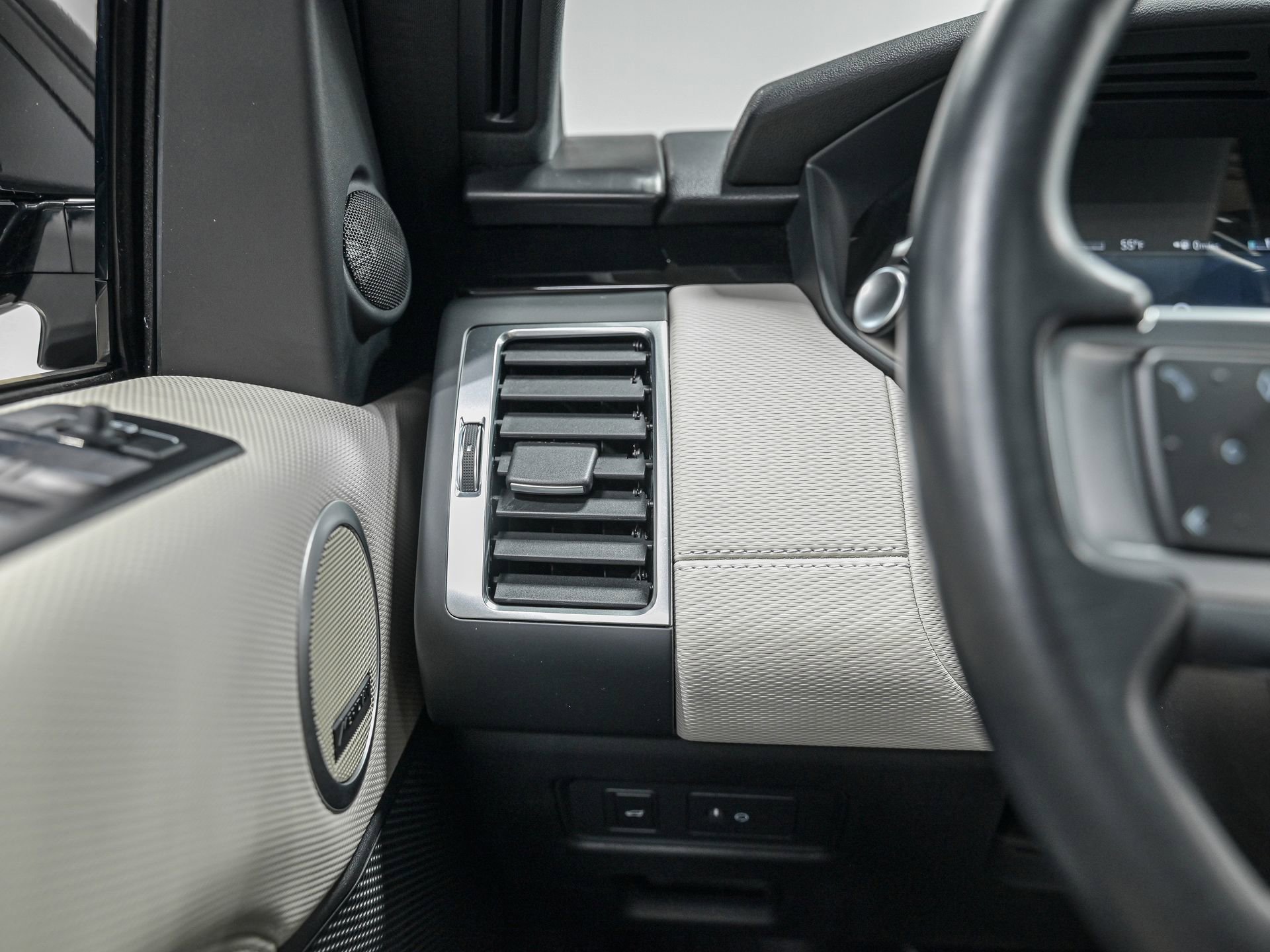 Used 2023 Land Rover Discovery S R-Dynamic image 18