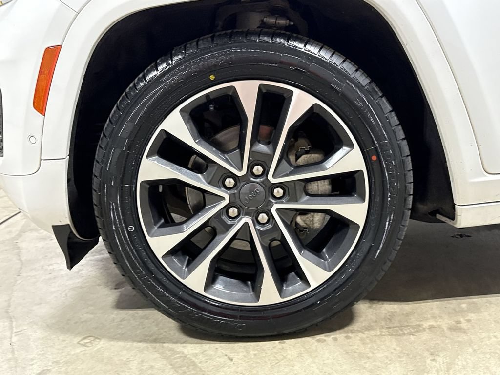 Used 2022 Jeep Grand Cherokee Overland w/ Luxury Tech Group IV AWD/4WD image 28