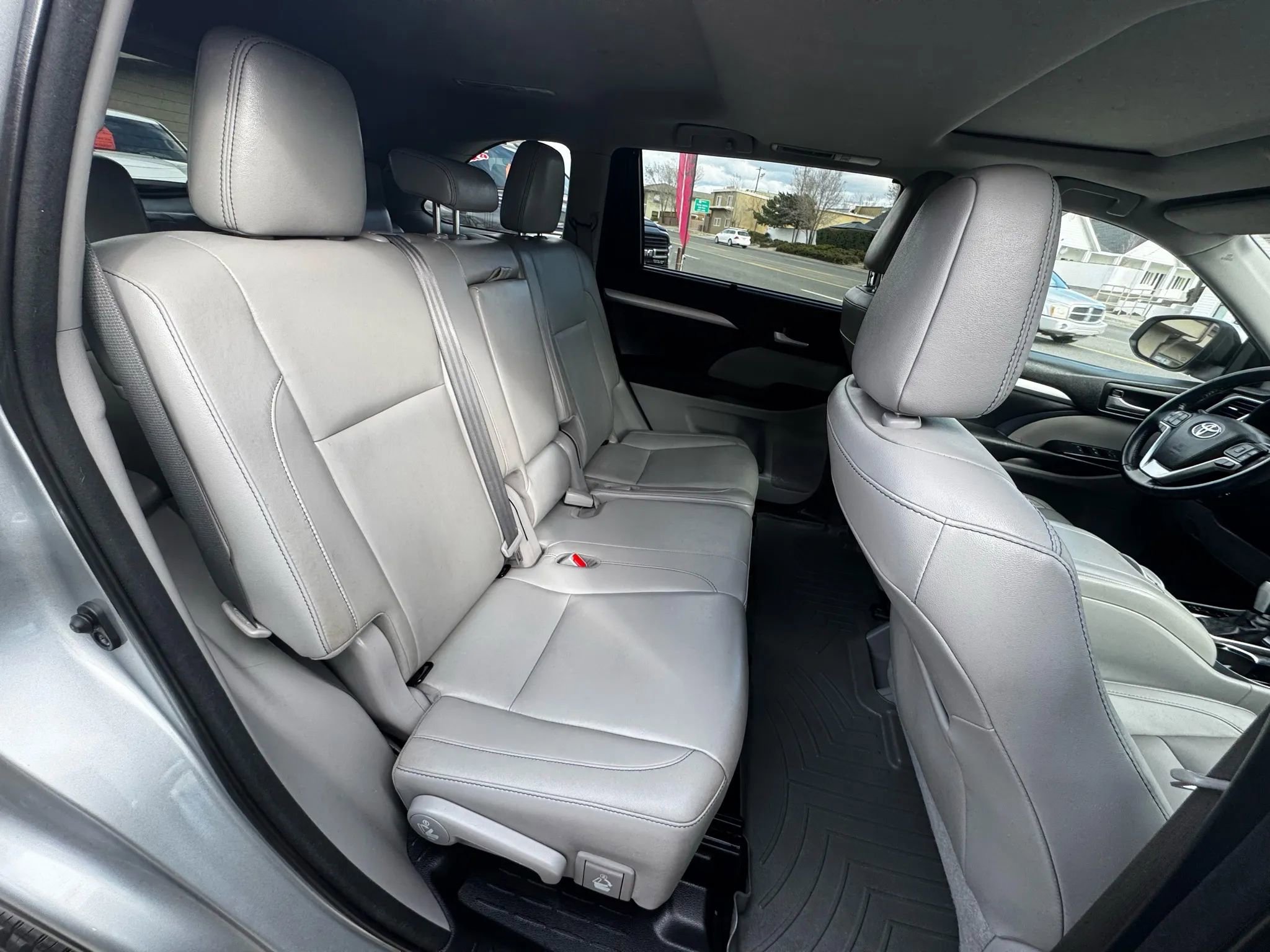 Used 2017 Toyota Highlander XLE AWD/4WD image 24
