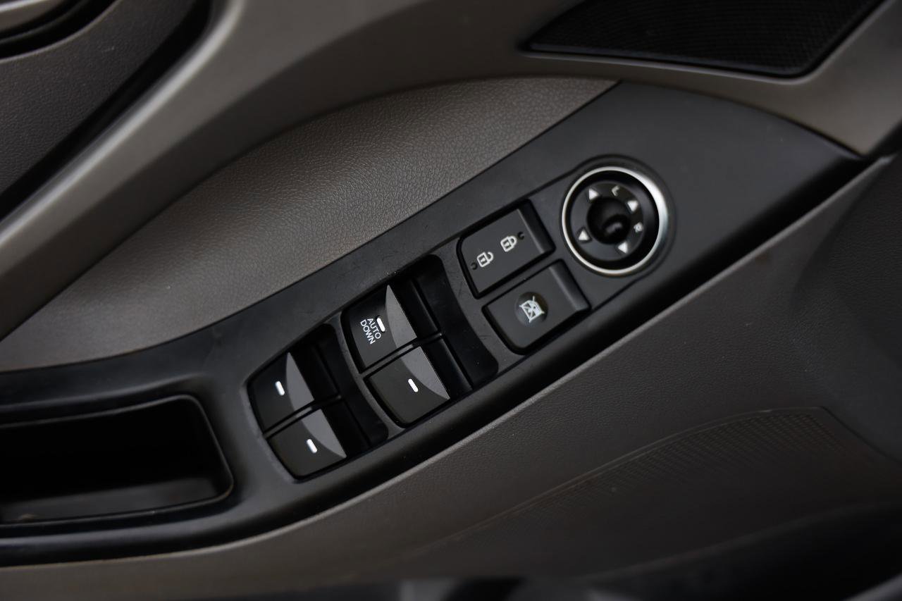 Used 2015 Hyundai Elantra SE image 36