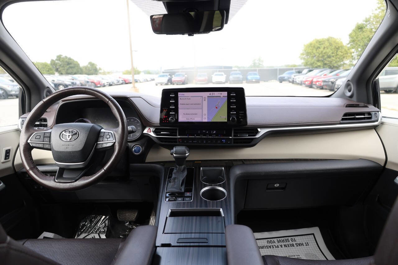 Used 2021 Toyota Sienna Platinum AWD/4WD image 13