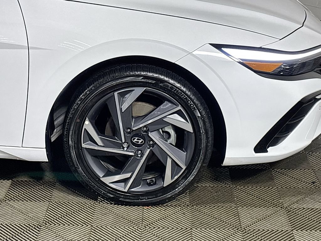 Used 2024 Hyundai Elantra Limited image 22