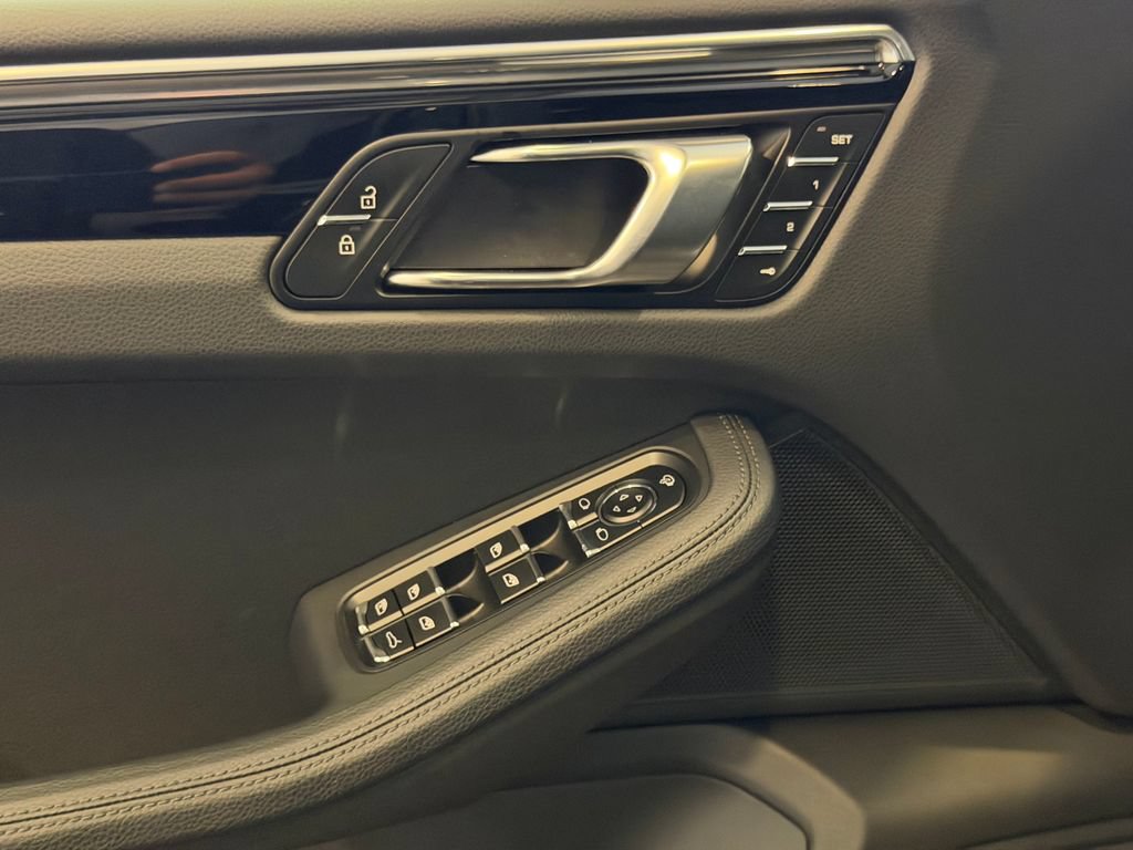 Certified 2026 Porsche Macan AWD/4WD image 14