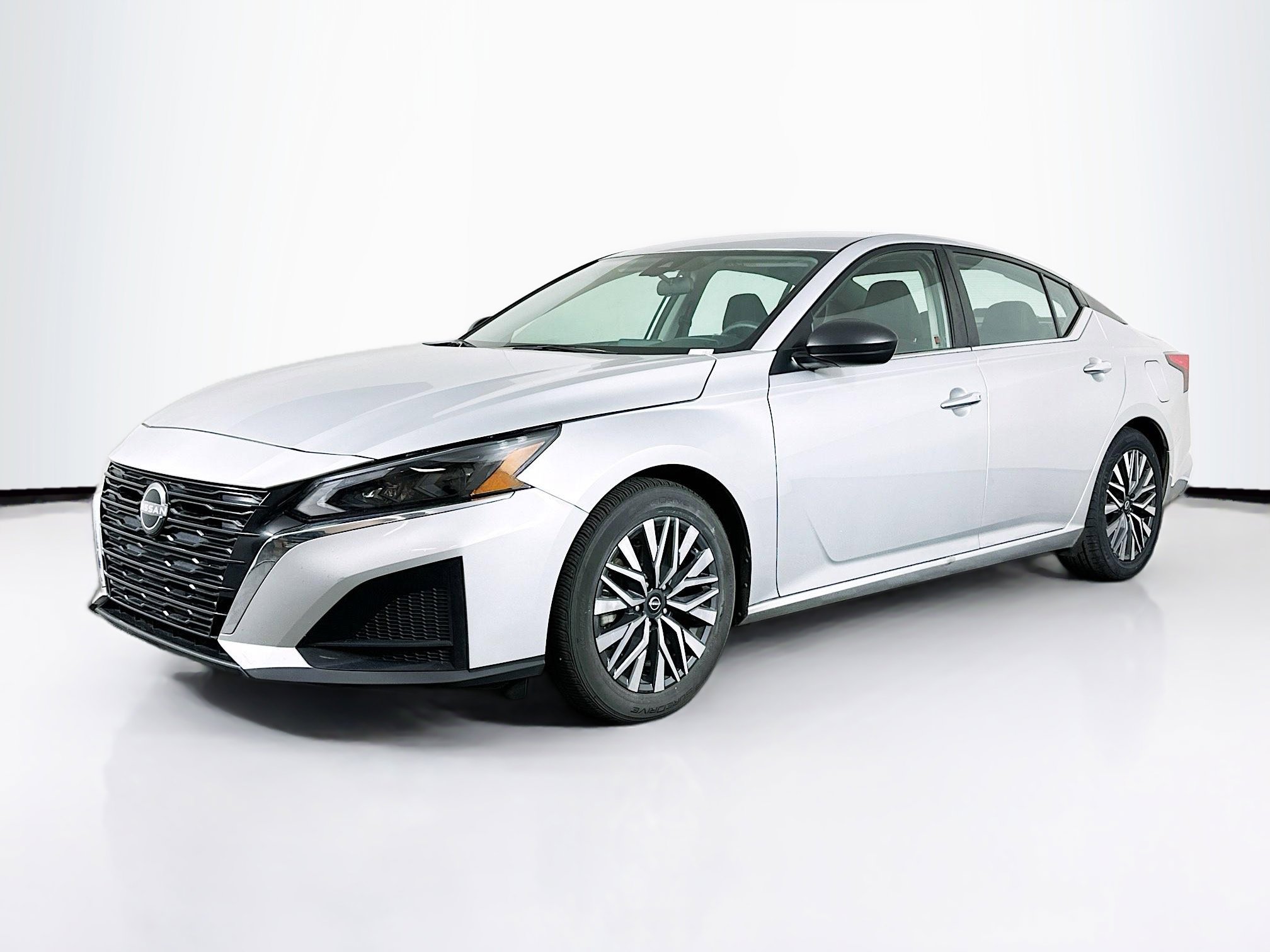 Used 2024 Nissan Altima 2.5 SV image 3