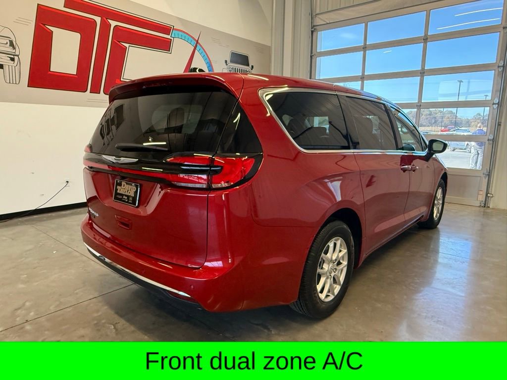 New 2026 Chrysler Pacifica Select image 3