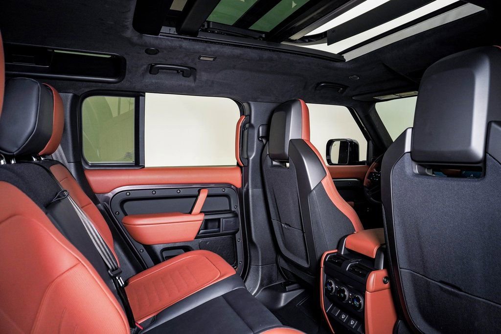 Used 2025 Land Rover Defender 110 image 16