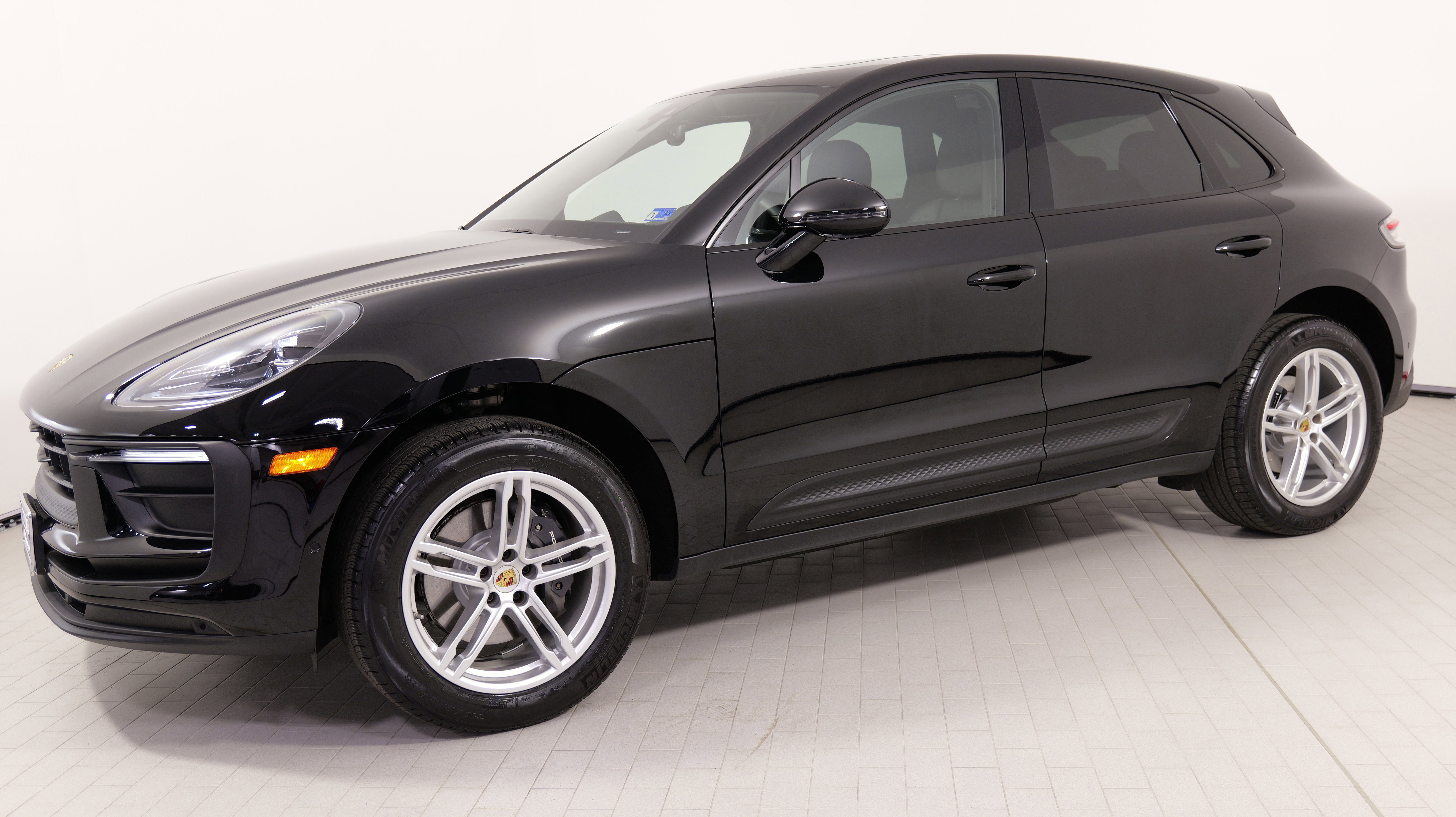 Used 2025 Porsche Macan image 1